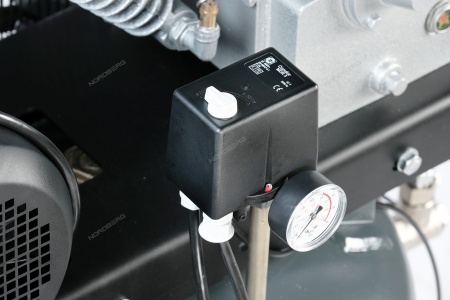 Компрессор вертикальный поршневой с ременной передачей 380 В, ресивер 270 л, 1400 л/мин