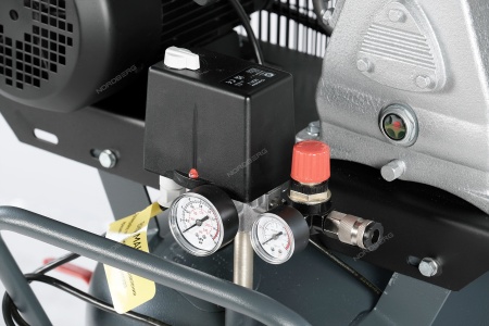 Компрессор вертикальный поршневой с ременной передачей 380 В, ресивер 100 л, 580 л/мин