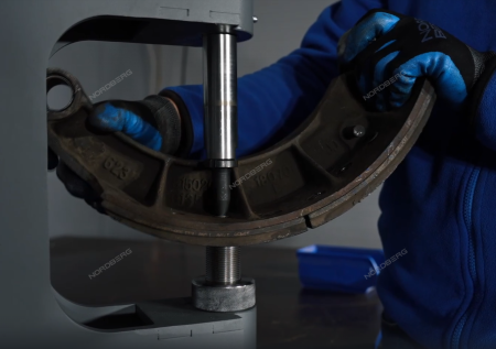 Пневматический станок для заклепки тормозных колодок, цилиндр 160, с тумбой