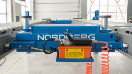 Подъемник четырехстоечный 6,5 т, с пневмогидравлической траверсой N433BA, для сход-развала, синий